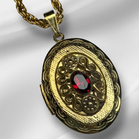 Gold Tone Chain Necklace Oval Photo Locket and Red Stone Marked ADF - Picture 3 of 9